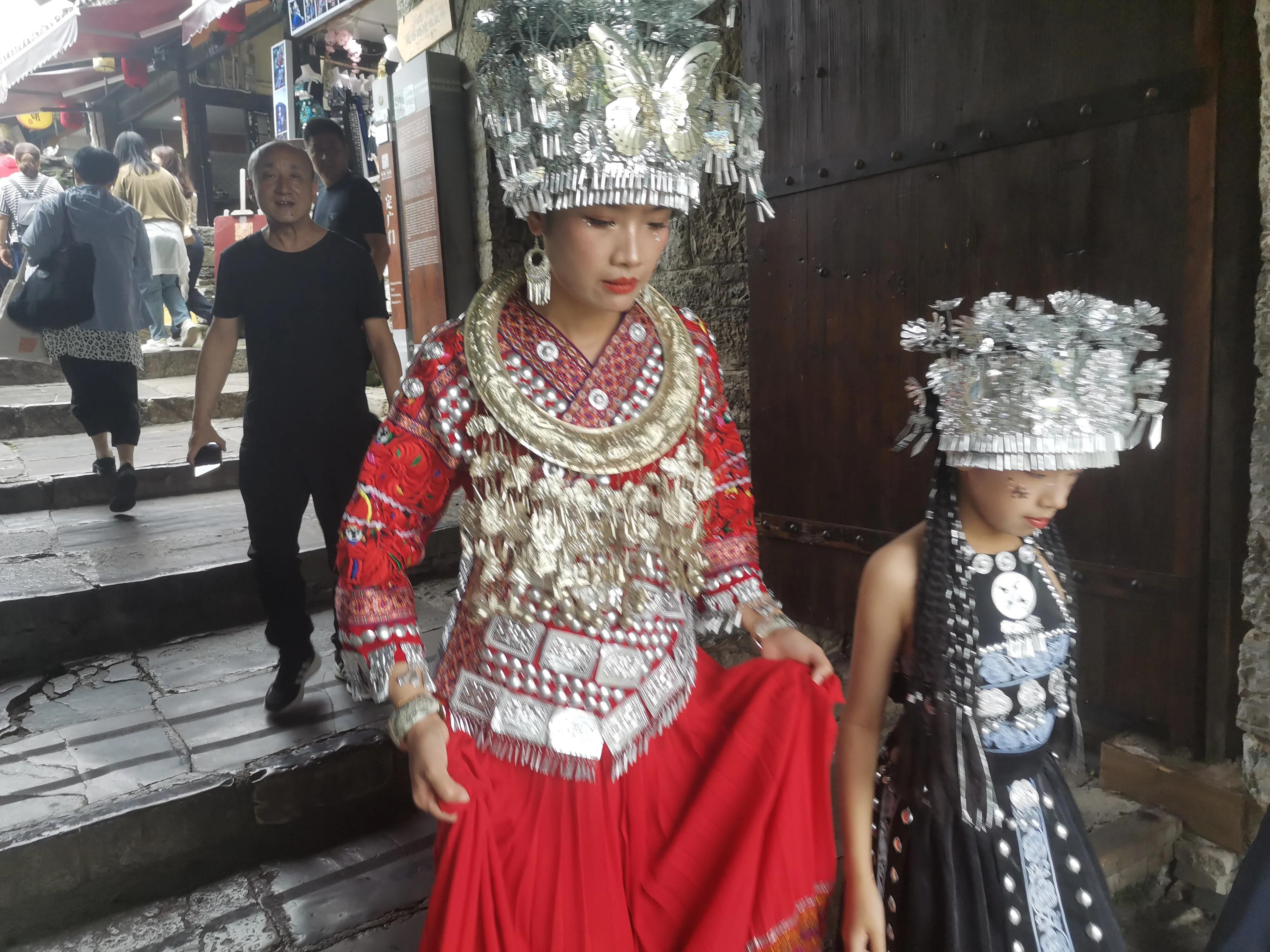 宝玉与黛玉偷看西厢记,从贾宝玉看林黛玉