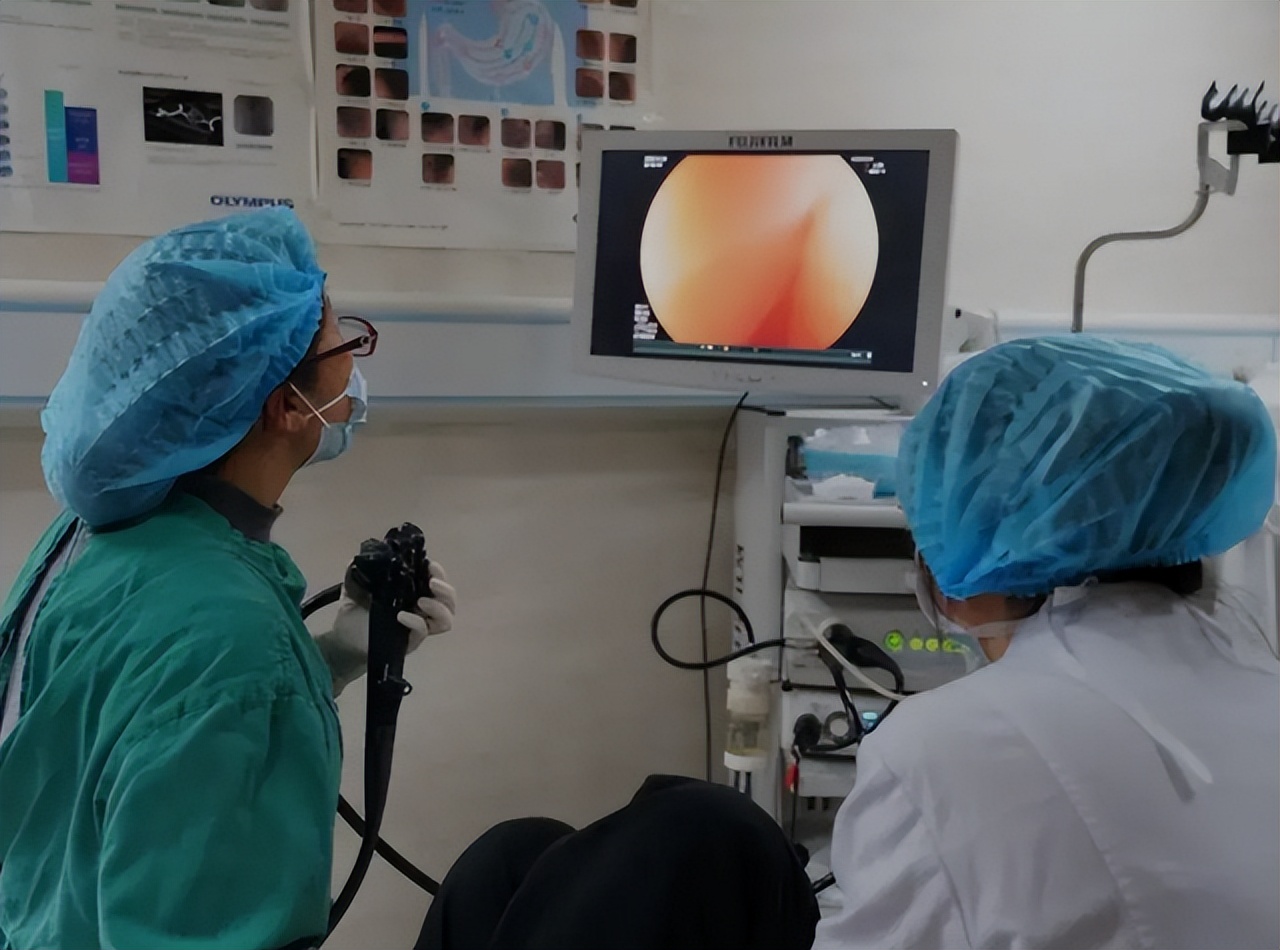 男医生做肠镜会难为情不,男医生给自己做肠镜