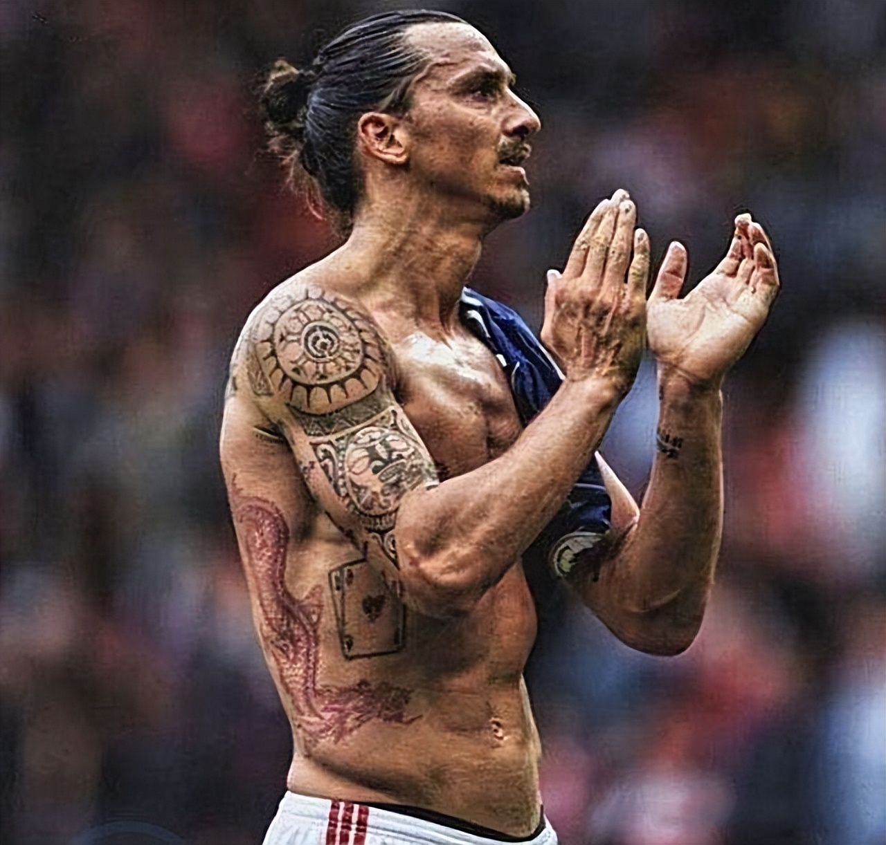 伊布退役仪式全过程,伊布4个年代首球回顾