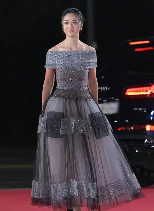 汤唯穿红色连衣裙 (汤唯身穿紫色深v礼服)