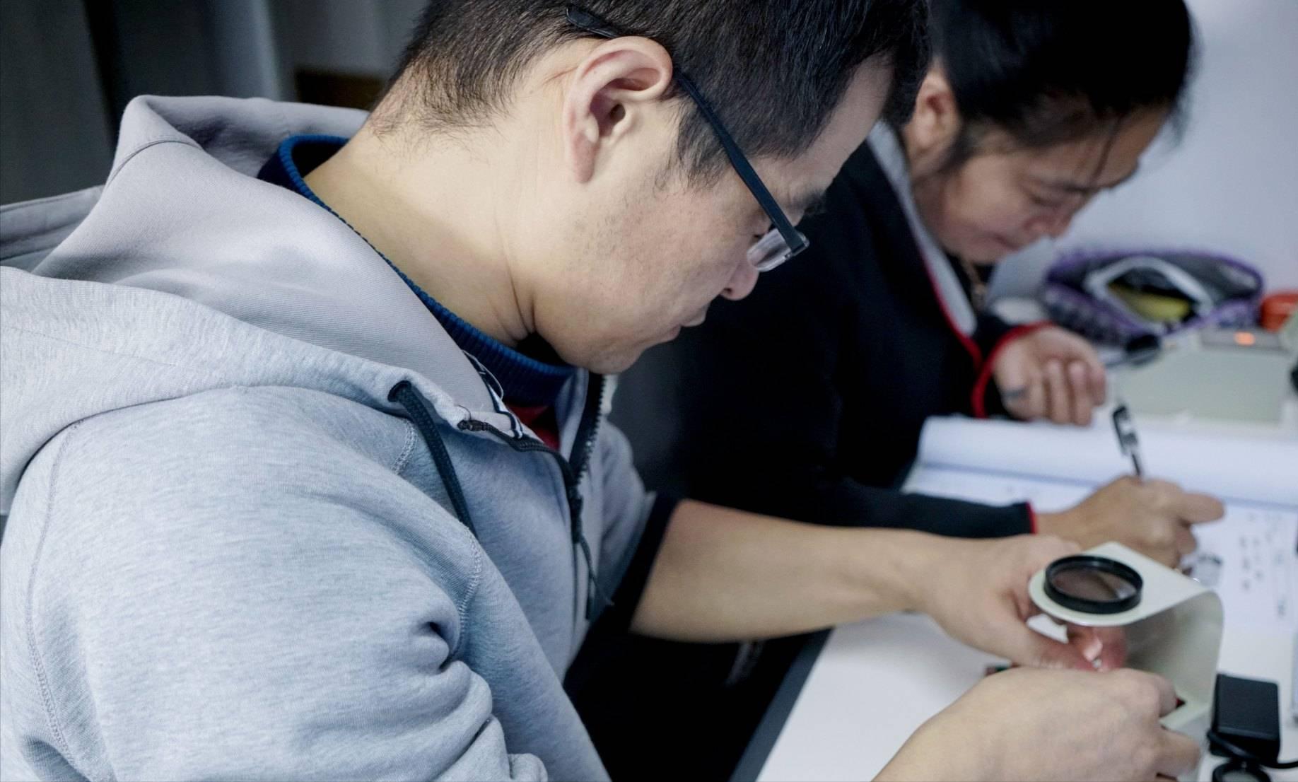 佩戴银手镯能把身体酸性消除吗,银手镯长期带着会破坏神经系统吗