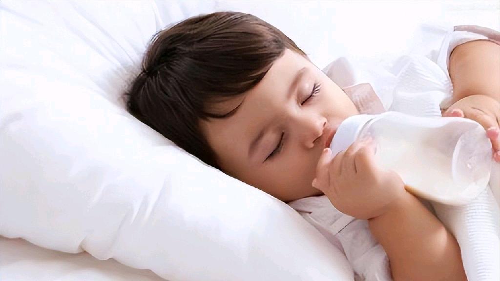 8岁男孩喝奶三年没有长个子,9岁男童连续3年睡前喝奶