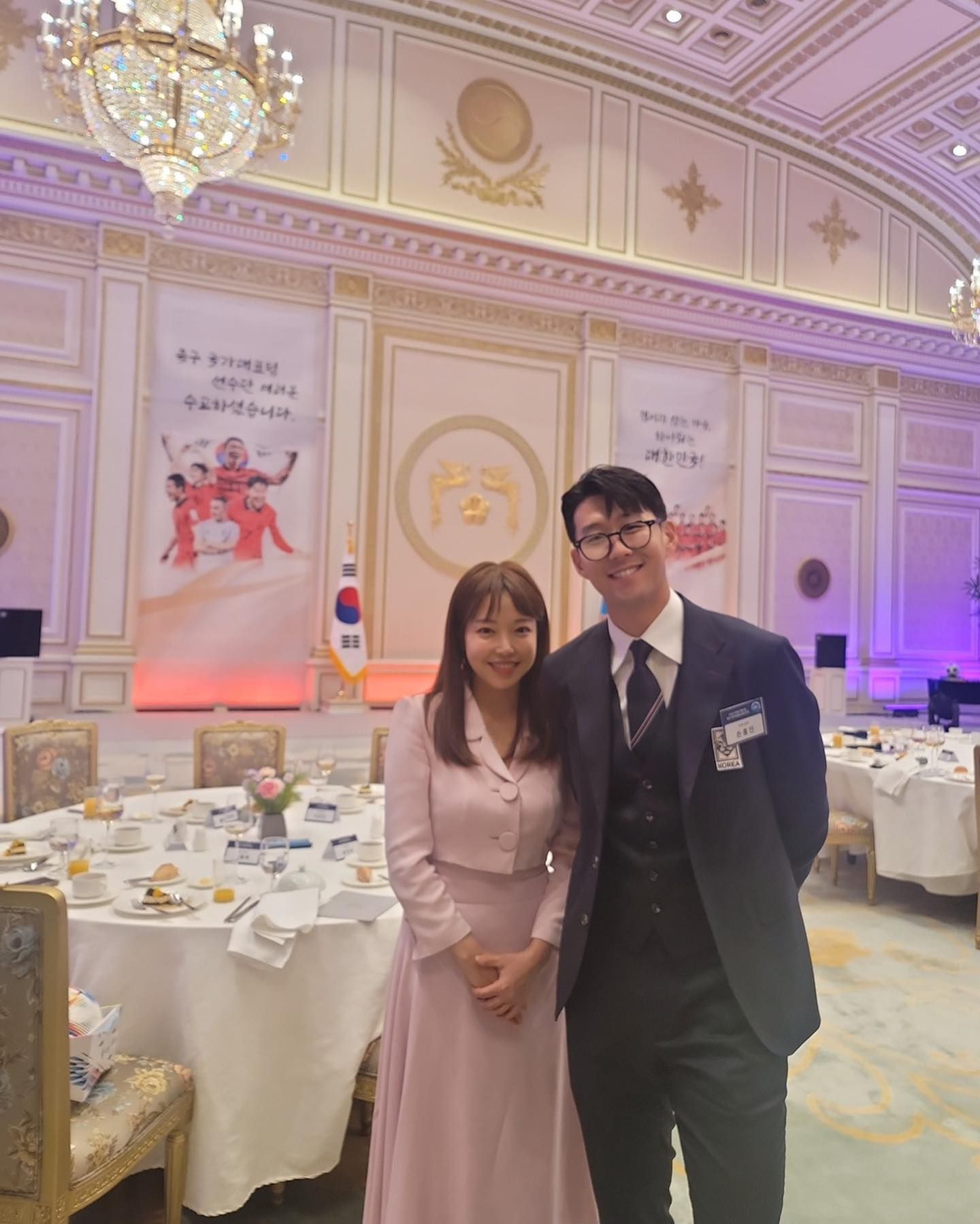 有牌面！孙兴慜和韩国总统、总统夫人站在一起，并赠送世界杯战袍