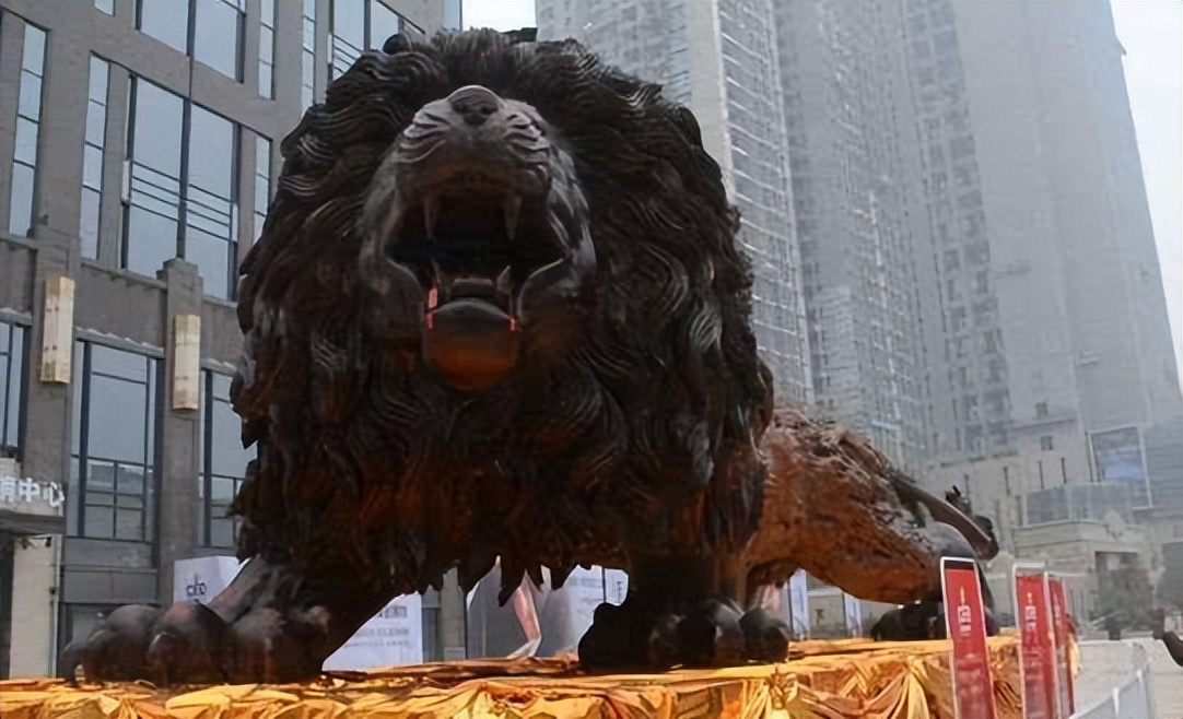 15米长东方雄狮根雕300万元拒卖,广西男子雕刻30吨楠木雄狮