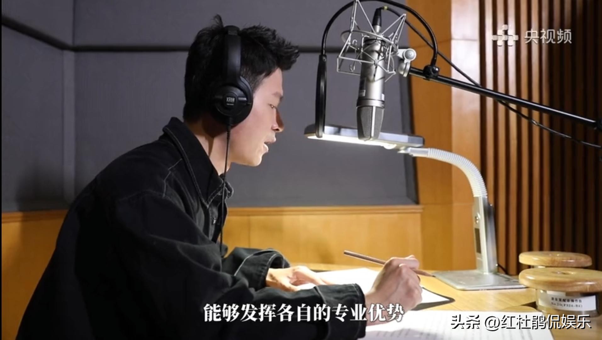 央视新闻联播全员公益，为何海霞郭志坚缺席，新生代陈怡博接棒？