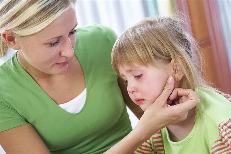 嫌弃爸爸自行车接送，孩子的虚荣心，到底有多膨胀？