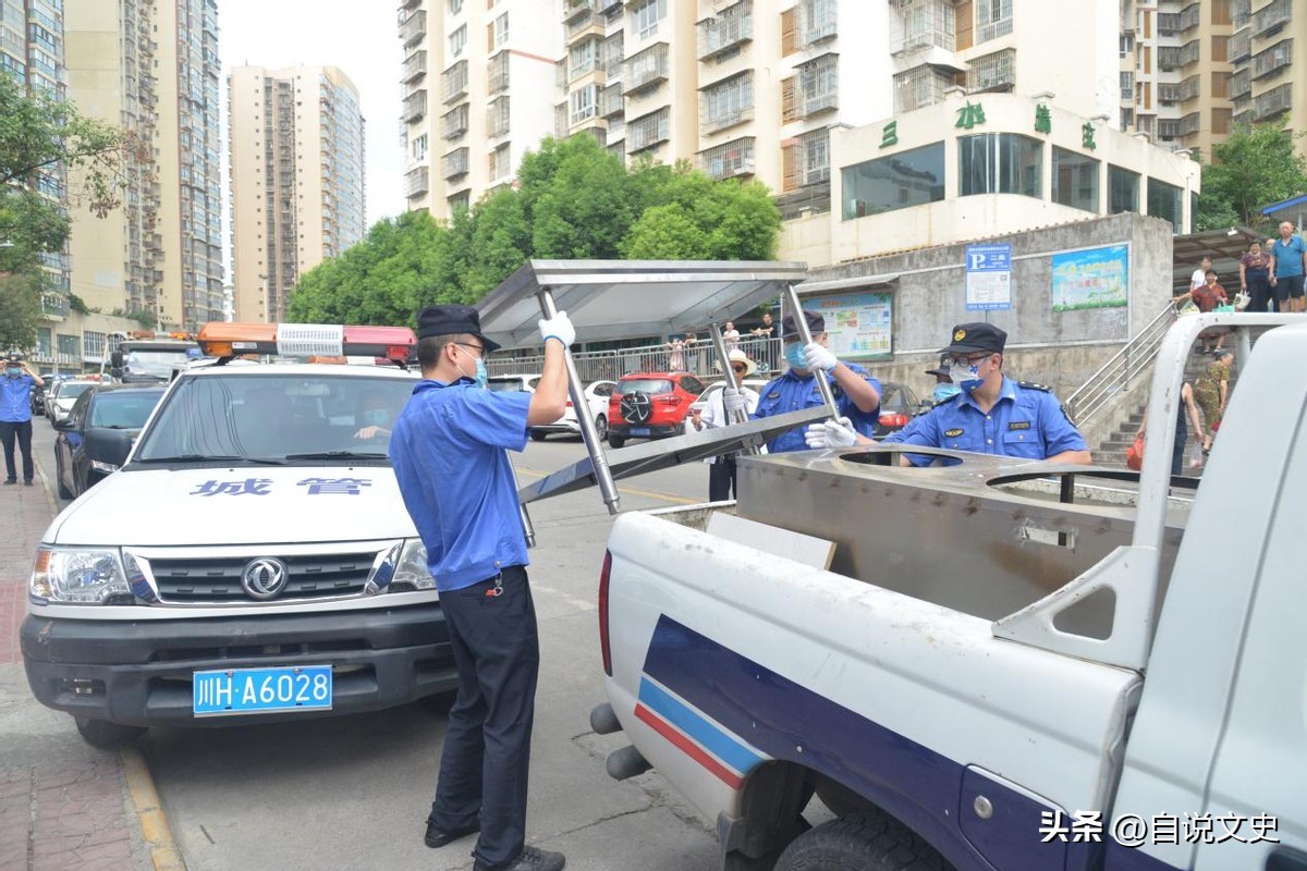 老人被城管抱摔,央媒批城管抱摔老太太