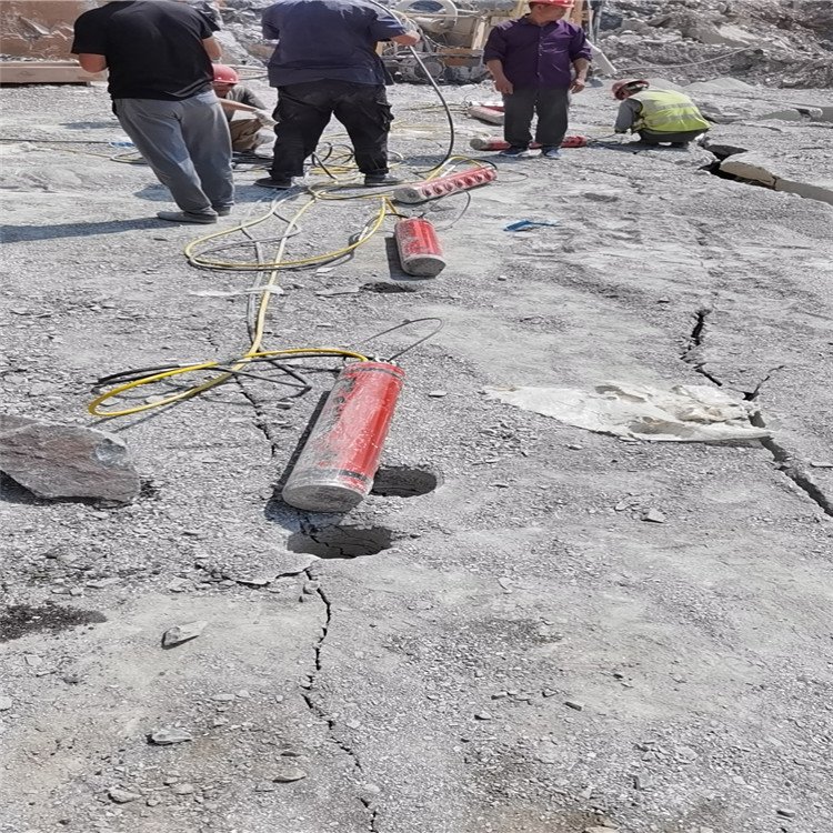 开采石头劈裂机器多少钱,劈裂棒和劈裂机区别