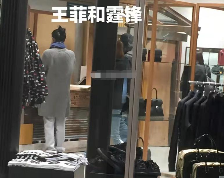 谢霆锋王菲逛街照曝光,谢霆锋王菲街头拍照王菲的穿搭