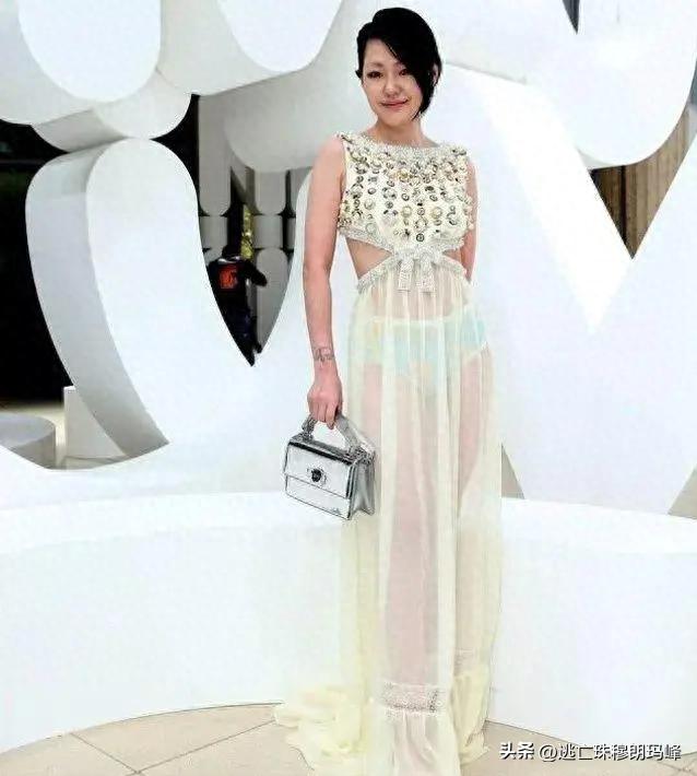 这些女明星真是把“诱惑”玩到了极限,半露*裤内**、露下乳?