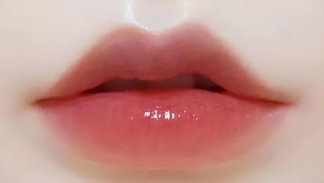 秋冬唇部拔干、起皮，到底怎么涂口红才不会干？