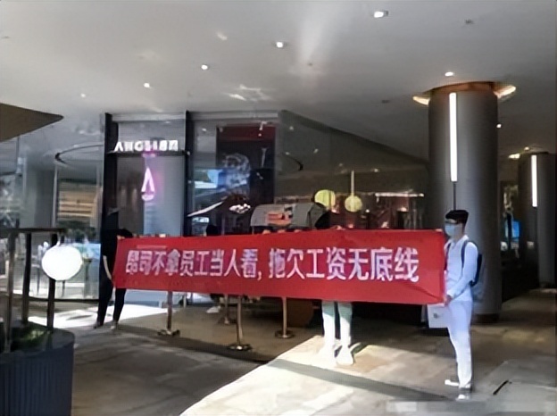 一个蛋糕1314万，中国首家1亿网红店凉了，搬出易烊千玺也没用