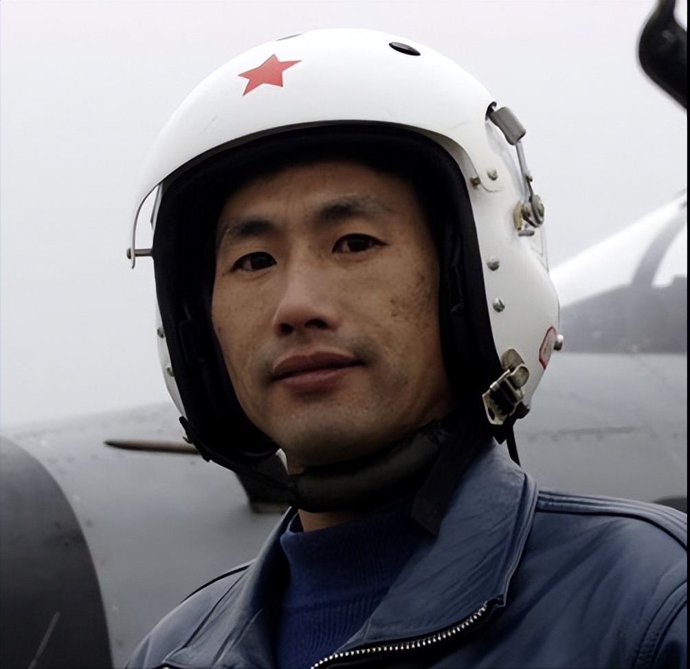 万米高空突然没油，中国试飞员放弃跳伞求生，8分钟避免上亿损失