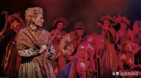 音乐剧《毛发》中，歌词*力暴**的转变，肢体历史的融合