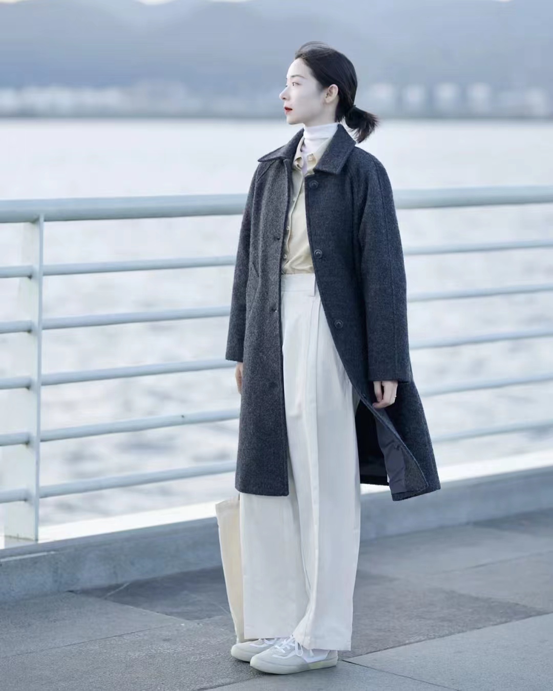 黑色大衣搭配什么颜色毛衣显高级,深棕灰色格子大衣怎么穿出高级感