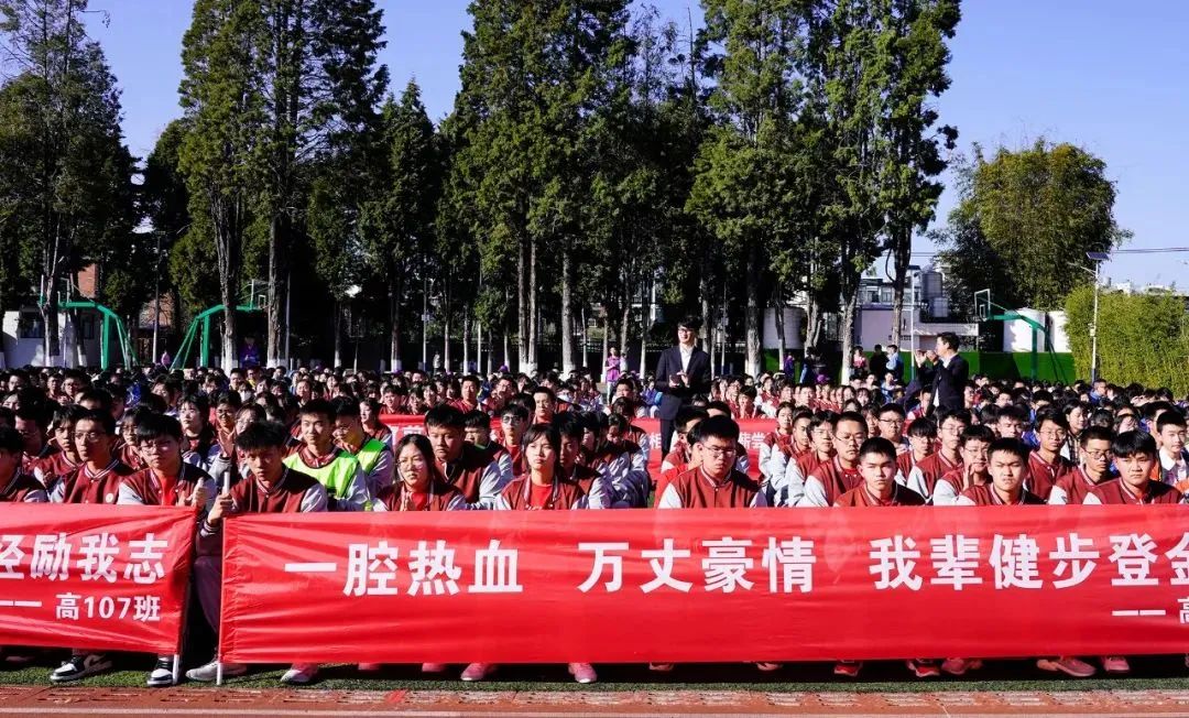 开学季校园展示打卡,开学啦冰墩墩小学生积极向上图片