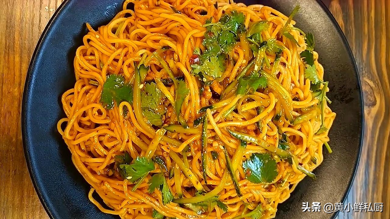 面条最简单的做法也很好吃,面条这么做让你解馋又过瘾