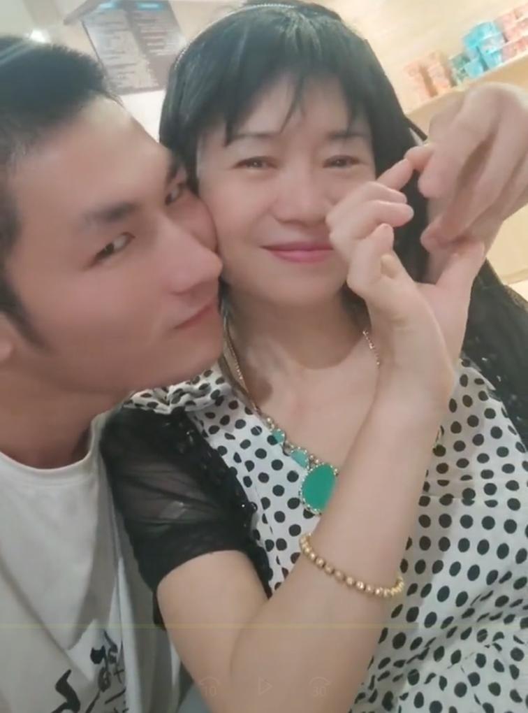 广东一流浪女“红姐”怀孕，男朋友才19岁，两人大大方方秀恩爱