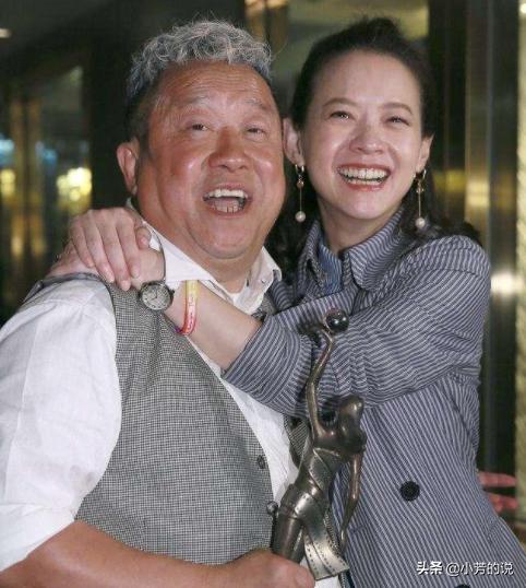 和女儿曾宝仪视频习惯性脱衣服，上厕所一丝不挂戒指都要摘掉