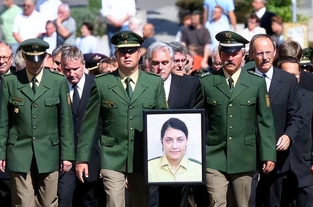 谁还敢提“严谨的日耳曼人”？2009年“棉签丑闻”，打脸德国警察