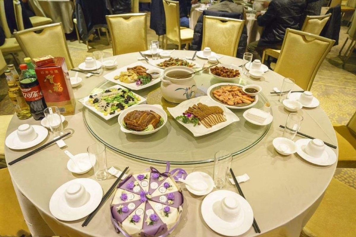 约领导吃饭怎么说领导才容易出来,和领导吃饭不知道先敬谁