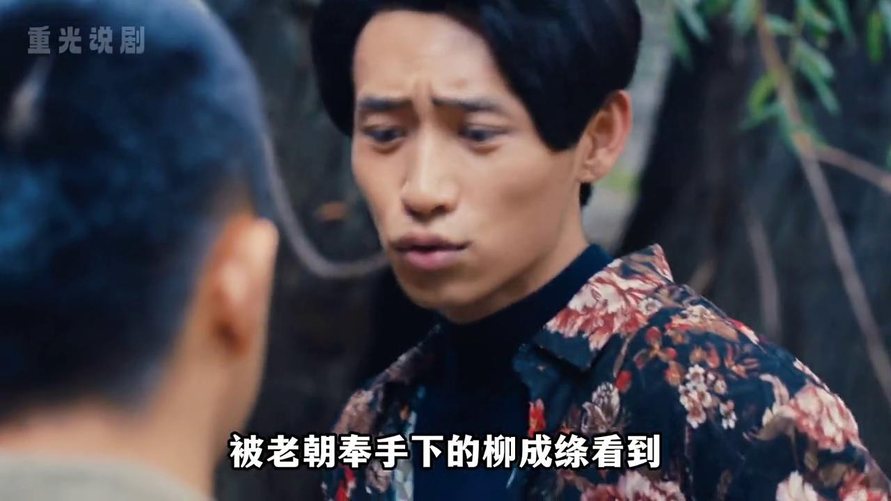 一个八旬老太的尿罐子，男人却迫不及待就把手伸进去。