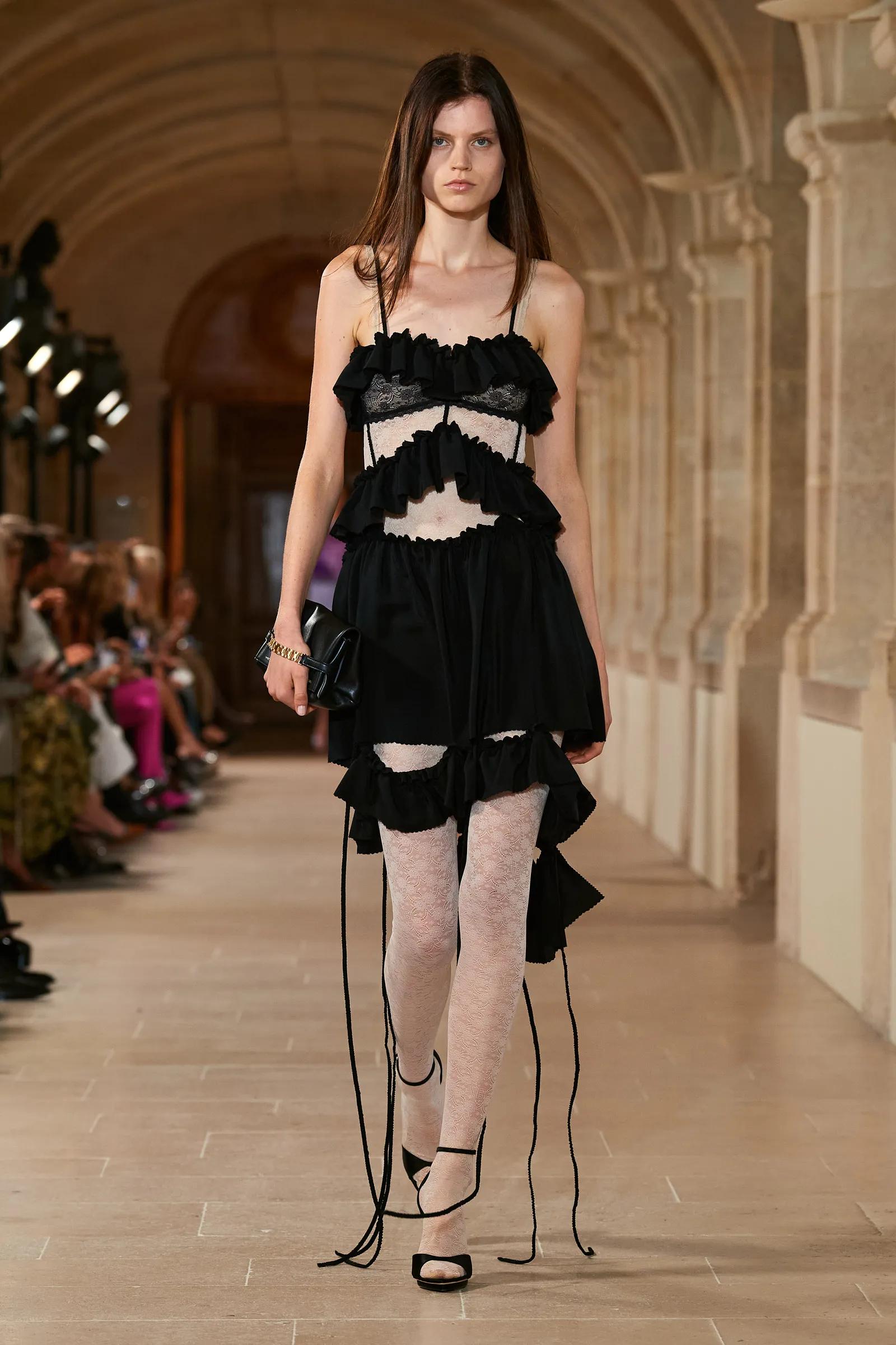 从《王冠》到《白莲花大饭店》，女主穿搭就是你23春夏时尚教科书