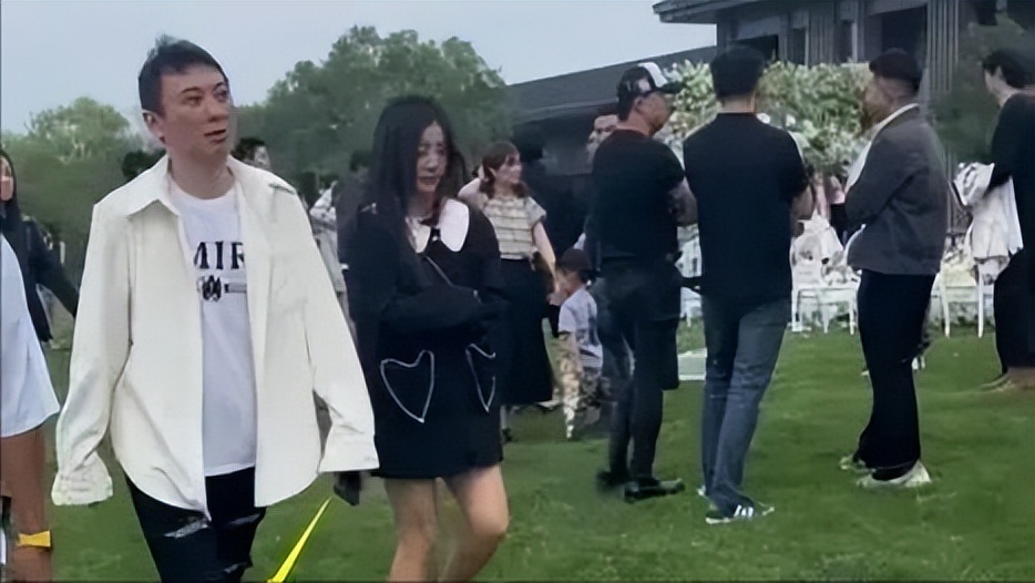 王思聪疑借好友900多万手表炫富，身边女伴颜值普通，身份惹热议