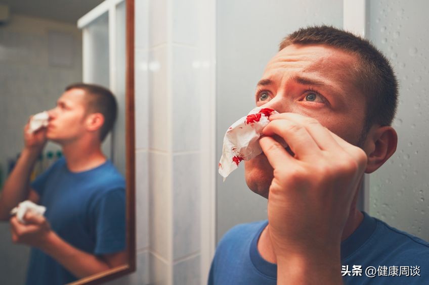 单侧流鼻血的正确止血方法,流鼻血吃什么止血断根最好