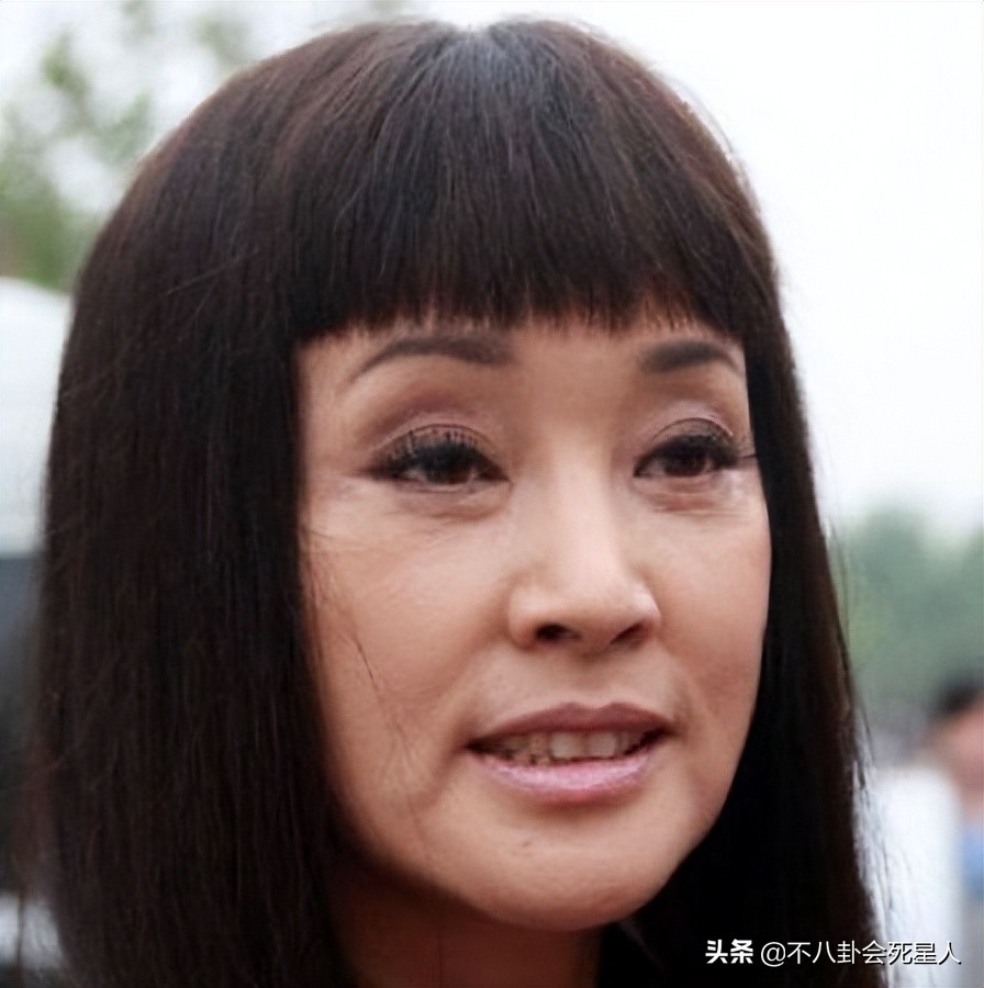 刘晓庆戴头套,刘晓庆戴假发吗