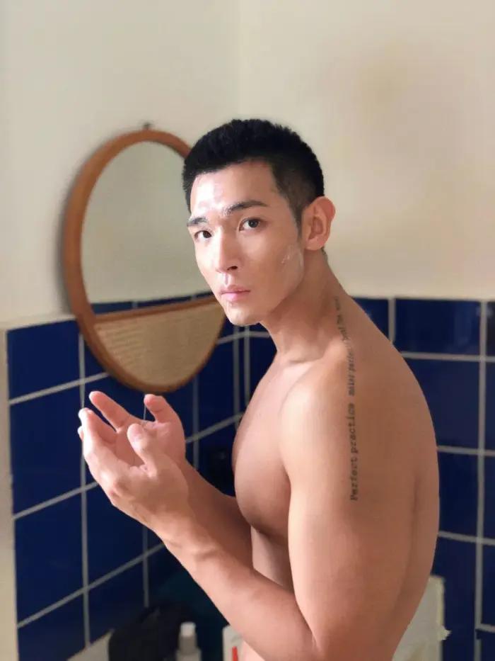 高颜值腹肌小狼狗照片,腹肌小狼狗照片帅气露脸