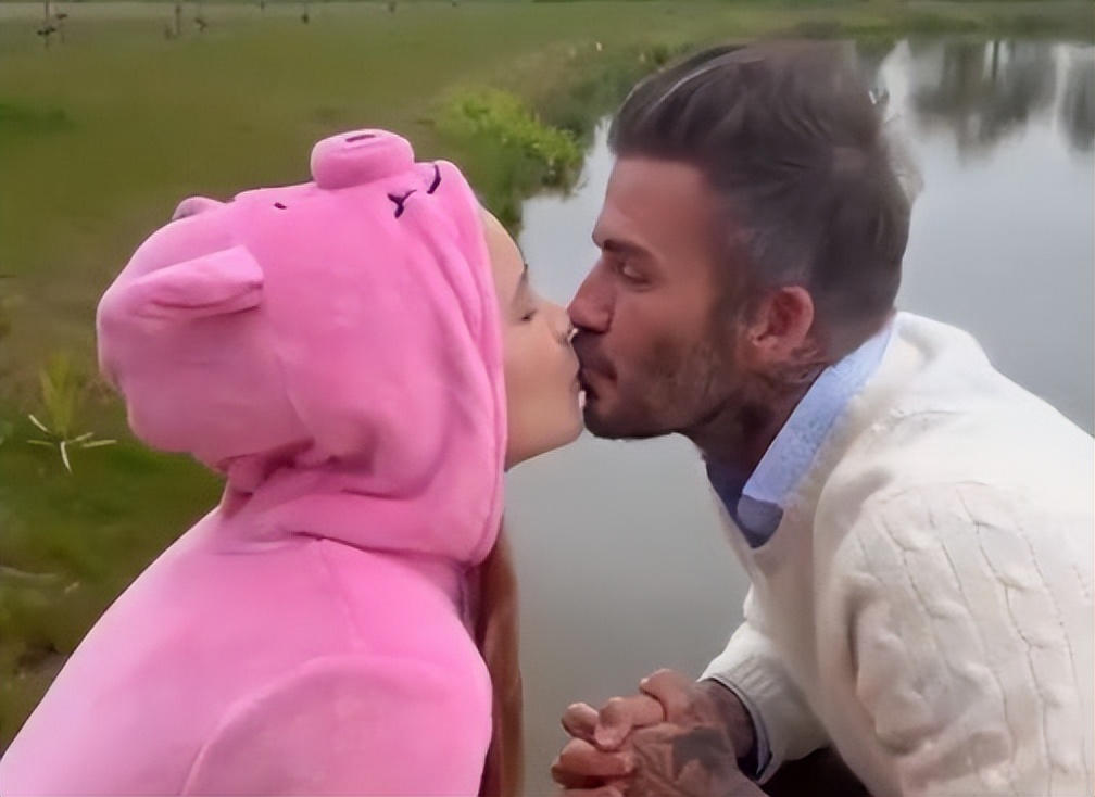 贝克汉姆与11岁女儿亲嘴庆生，23岁长子拥吻爱妻，醉酒丑态曝光