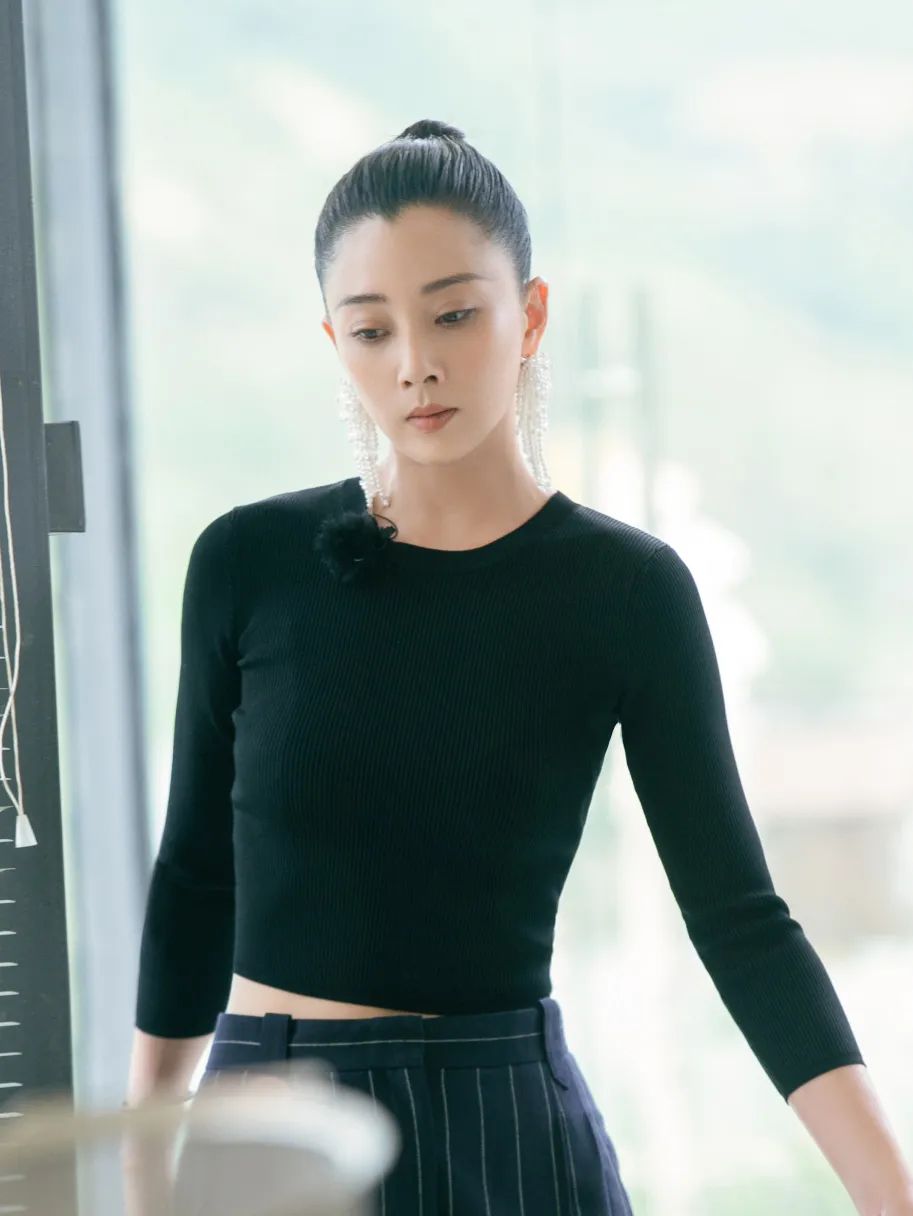 别再披头散发了教你一招秒变女神,今年别再披头散发了三款减龄发型