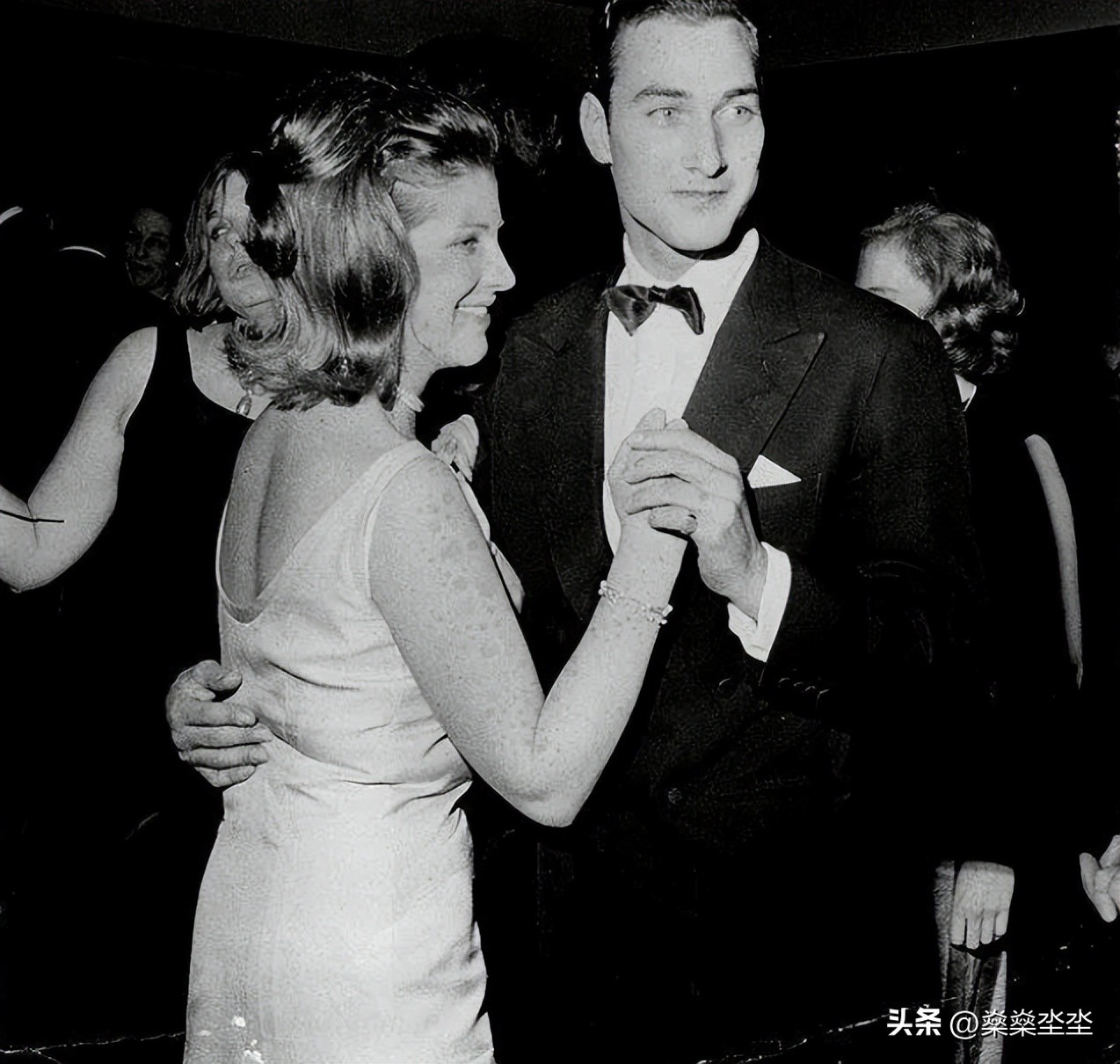 吸血鬼王子爱上一个女人,吸血鬼王子爱上一位人类女孩