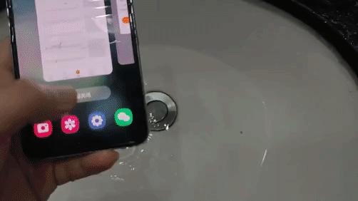 三星galaxyzflip防水测试,三星折叠手机zflip5防水吗