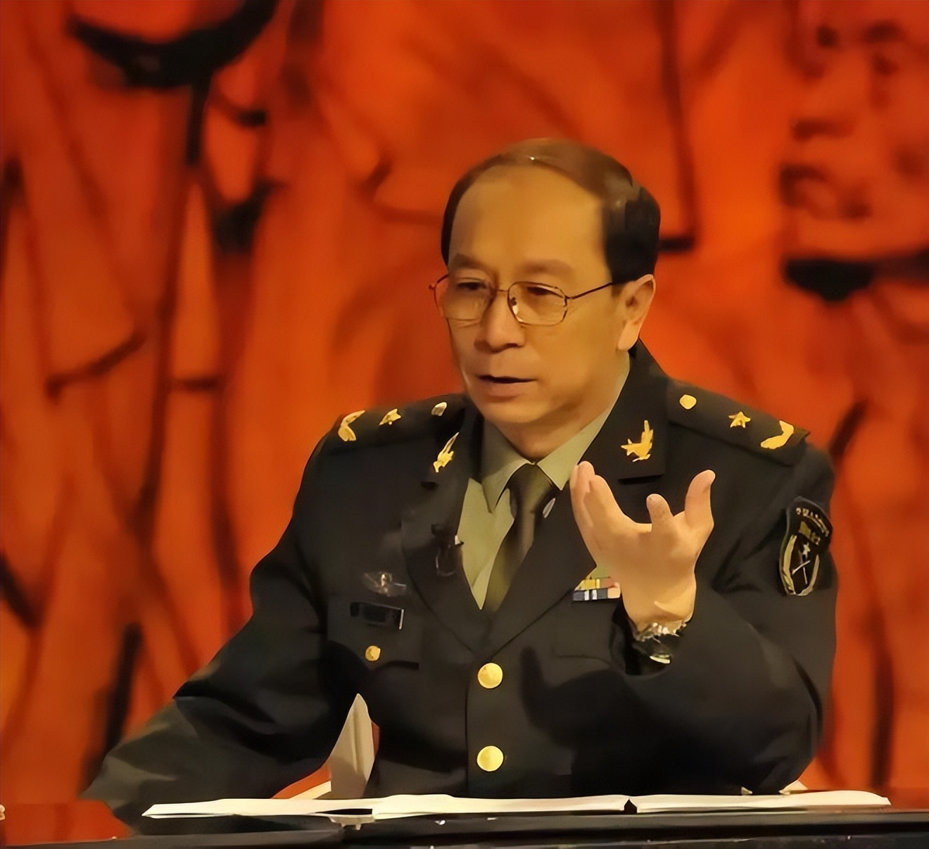 英国教官对香港回归出言挑衅，中国军官这样做，外国军官从哄堂大笑到热烈鼓掌