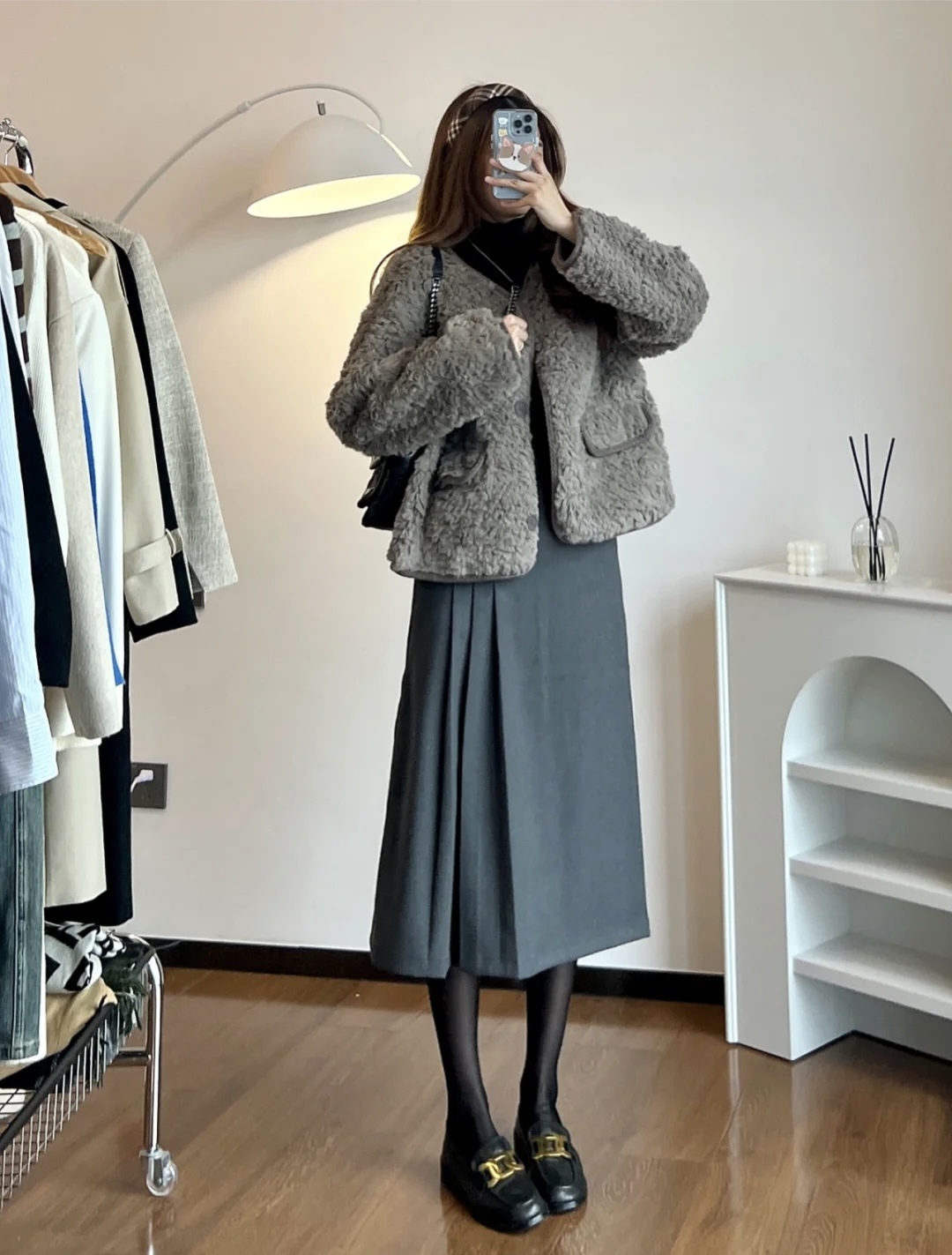 冬季流行鱼尾裙短款羽绒服穿搭,深色羽绒服搭配什么色的半身裙