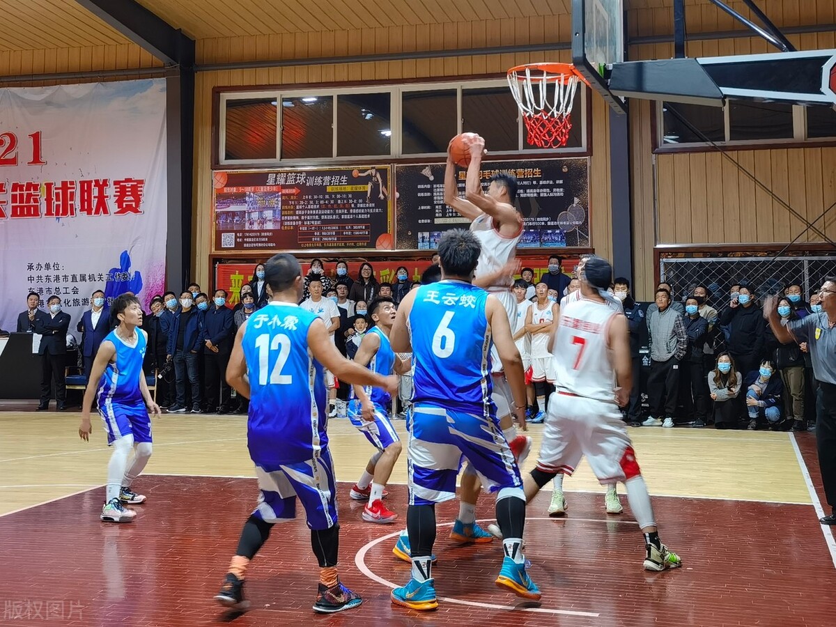 打篮球的时候不小心撞伤人犯法吗,打篮球时故意撞人算违规吗