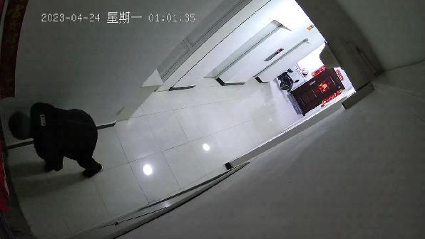 蒙面男人深夜潜入章丘,蒙面男凌晨2点取钱