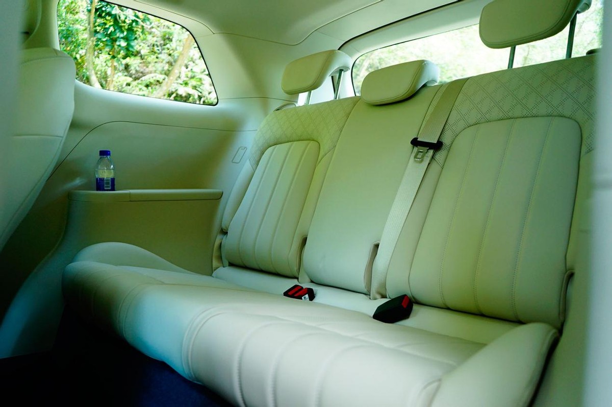 新岚图梦想家试驾白色款,2024款新岚图梦想家实际油耗测评