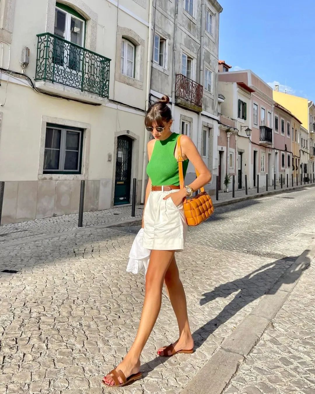 简约背心是一件百搭单品,哪种款式的背心比较经典百搭呢