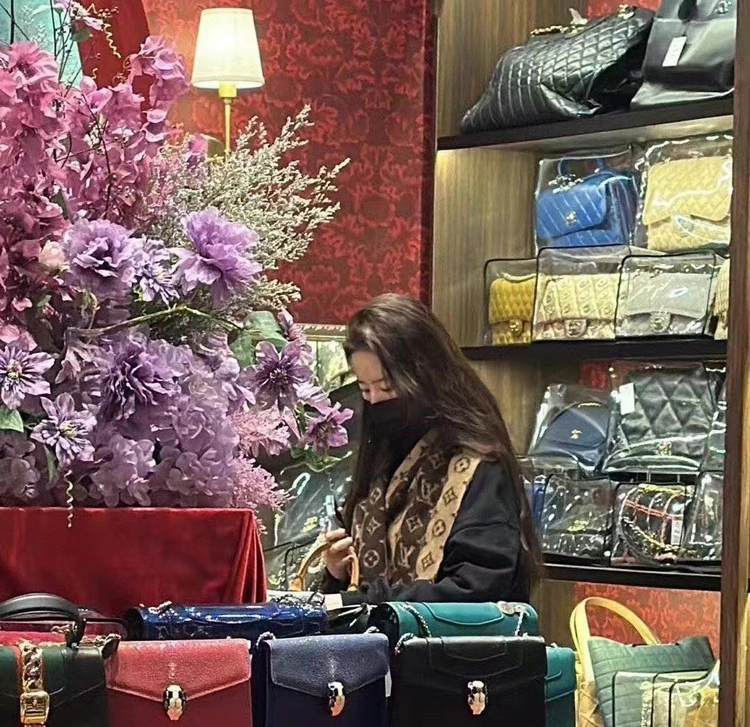 刘亦菲穿lv大衣走机场,刘亦菲一字带围巾