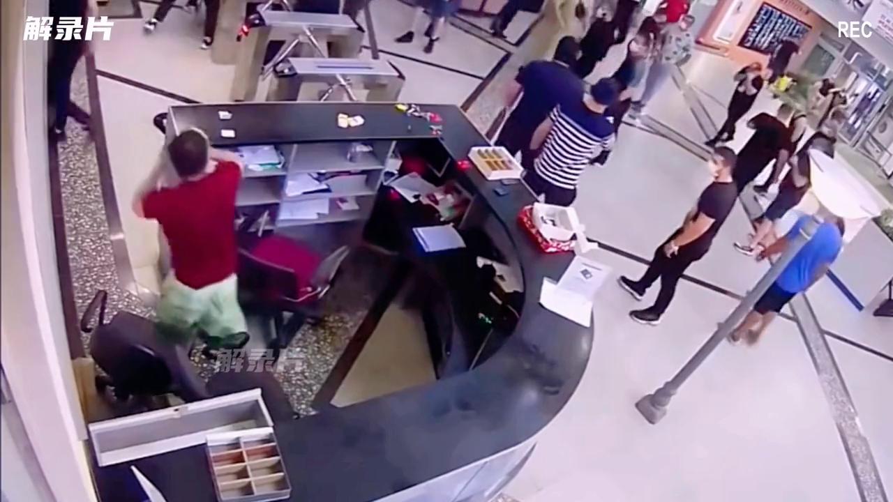 警察处置医闹事件流程视频,监控下的一幕真实视频暖心