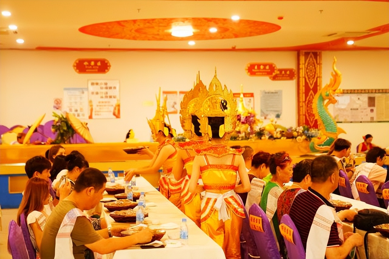 云南西双版纳曼听公园有泰国韵味,西双版纳曼听傣族村寨风景