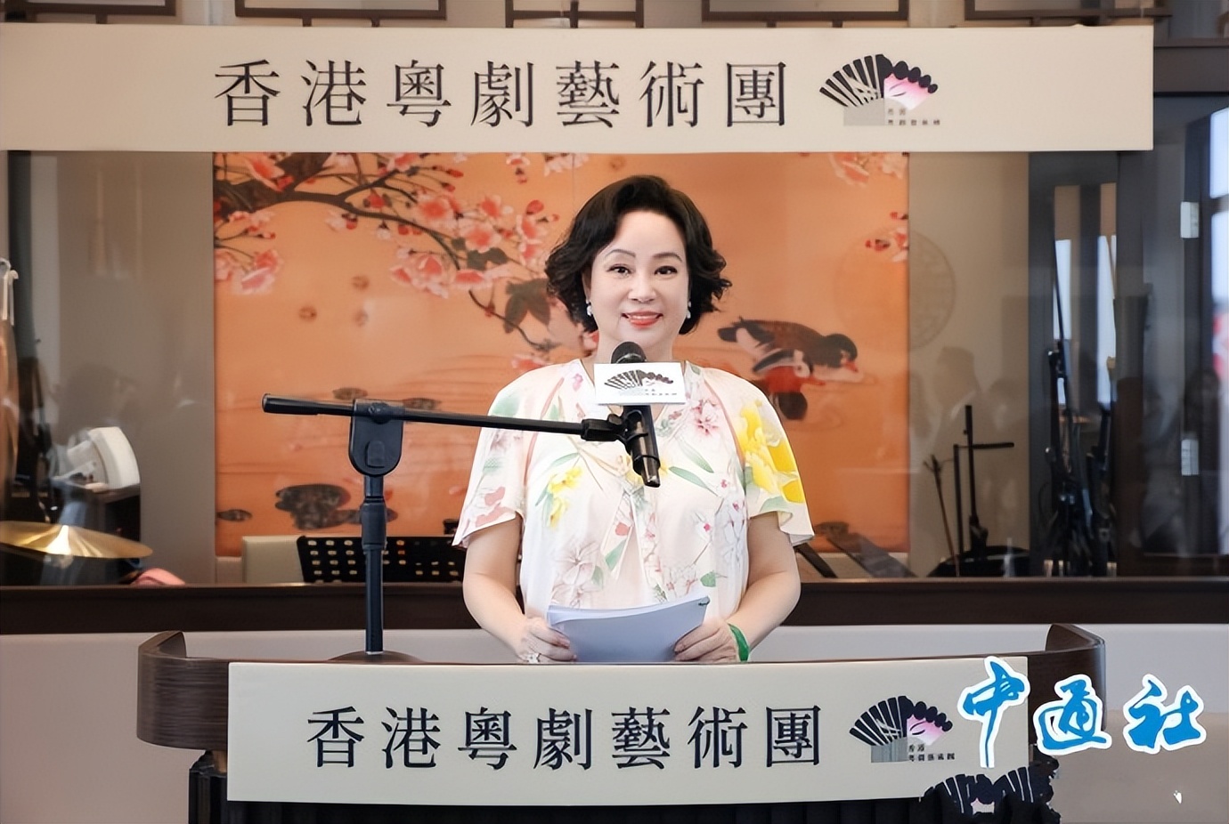 霍启刚郭晶晶看粤剧完整版,赌王带三太参加活动