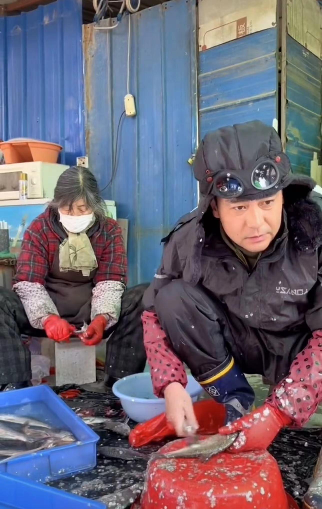 40岁演员无戏拍卖鱼近一年!路边摆地摊满身污垢,称喜欢现在生活