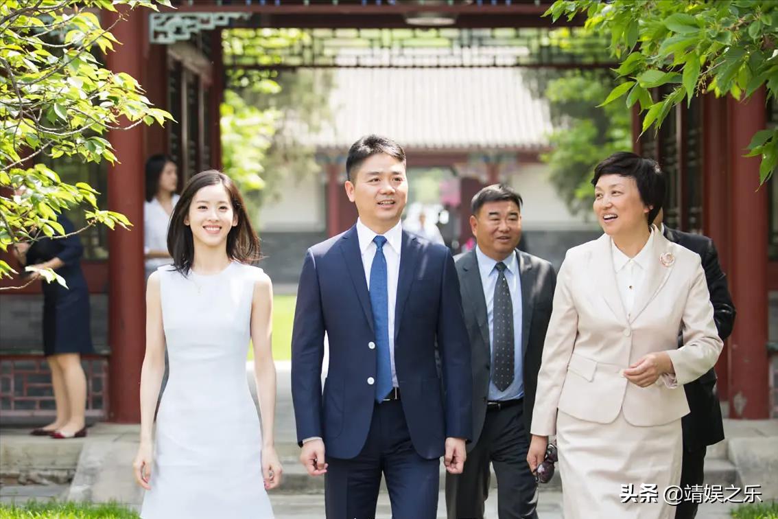 刘强东章泽天同框出席活动,章泽天在刘强东事件前后穿着变化