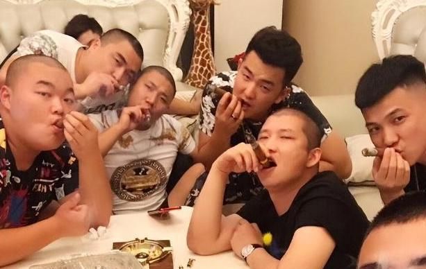 二驴直播哭了完整版,二驴网红悼念会