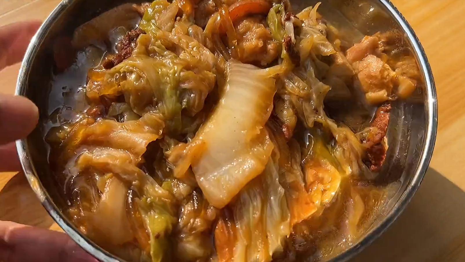 河南大姐大锅菜10块钱一份随便吃,卖便宜大锅菜