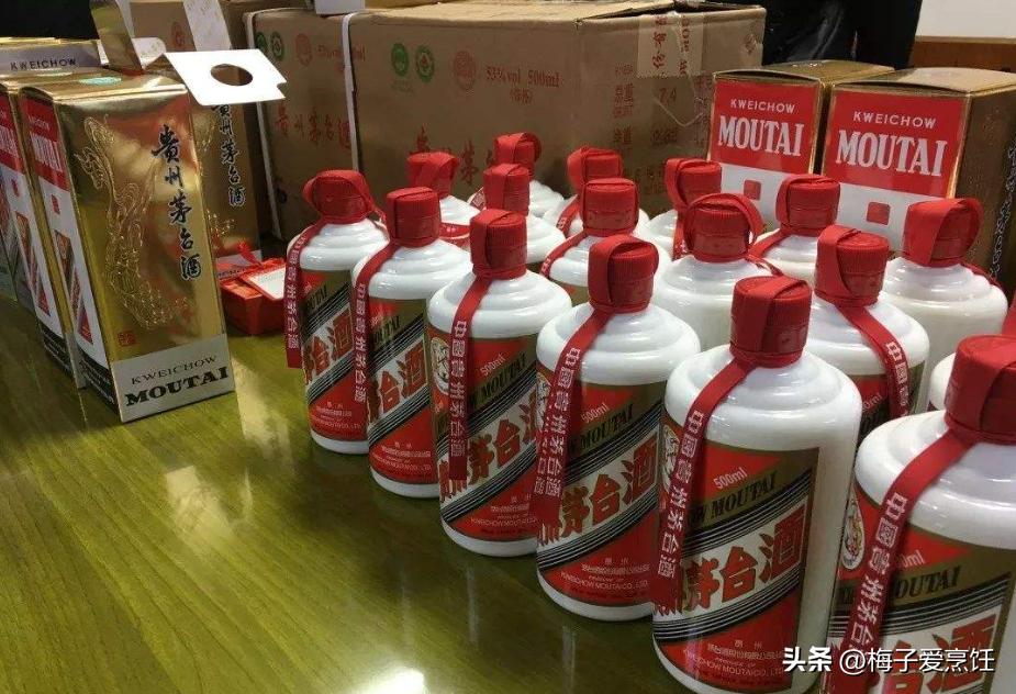 白酒瓶造假手段视频,白酒造假花样多五招学会辨真假